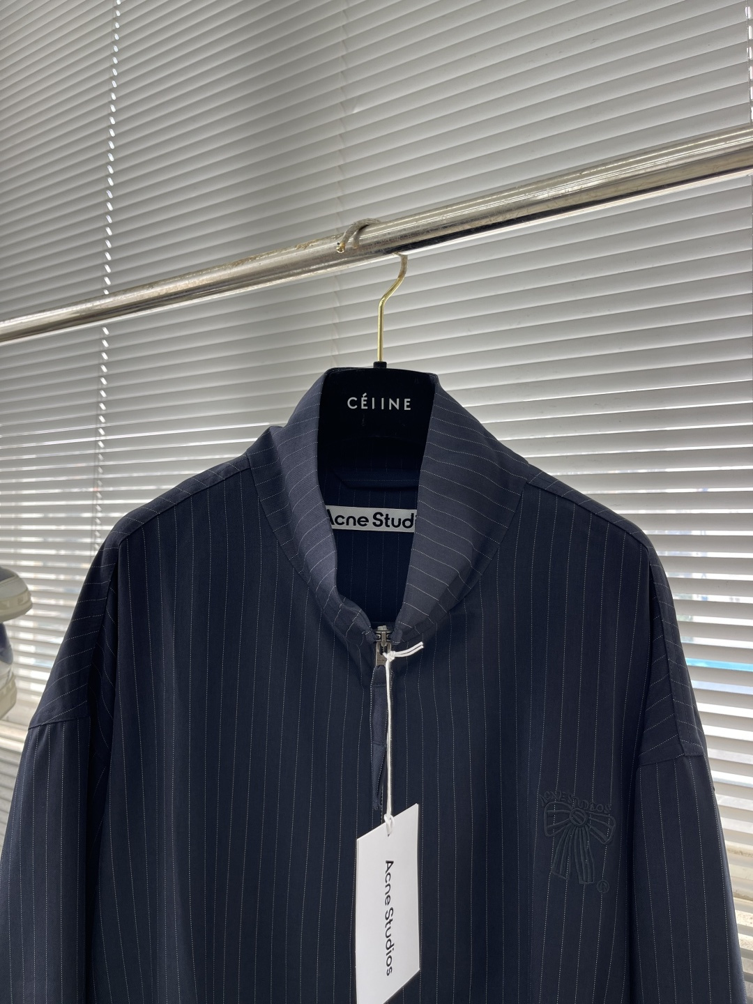 -Acen Studios 刺绣条纹拉链夹克选用97%粘胶纤维和少量氨纶和涤纶混纺而成的细条纹面料。粘胶