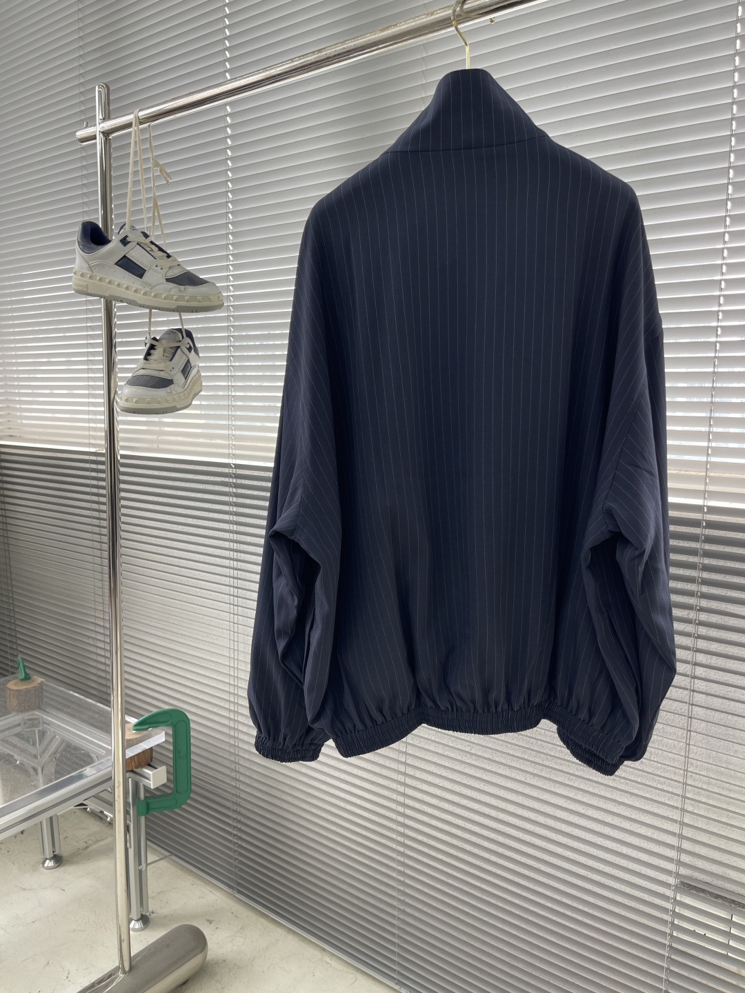 -Acen Studios 刺绣条纹拉链夹克选用97%粘胶纤维和少量氨纶和涤纶混纺而成的细条纹面料。粘胶