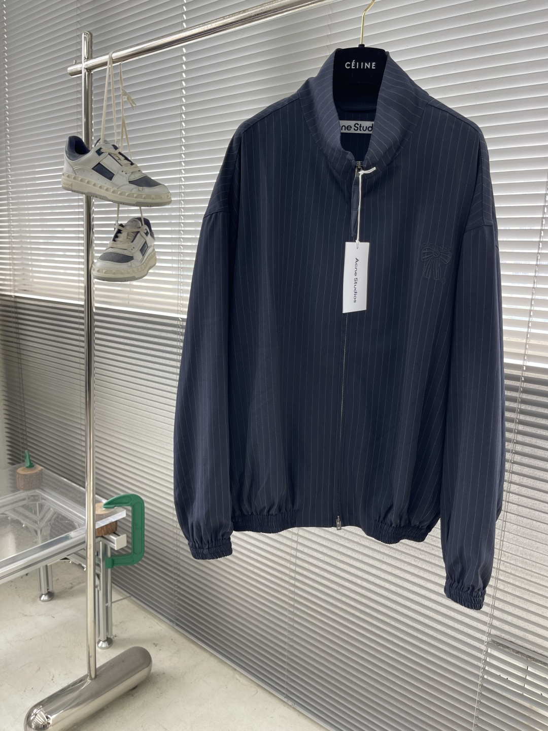 -Acen Studios 刺绣条纹拉链夹克选用97%粘胶纤维和少量氨纶和涤纶混纺而成的细条纹面料。粘胶