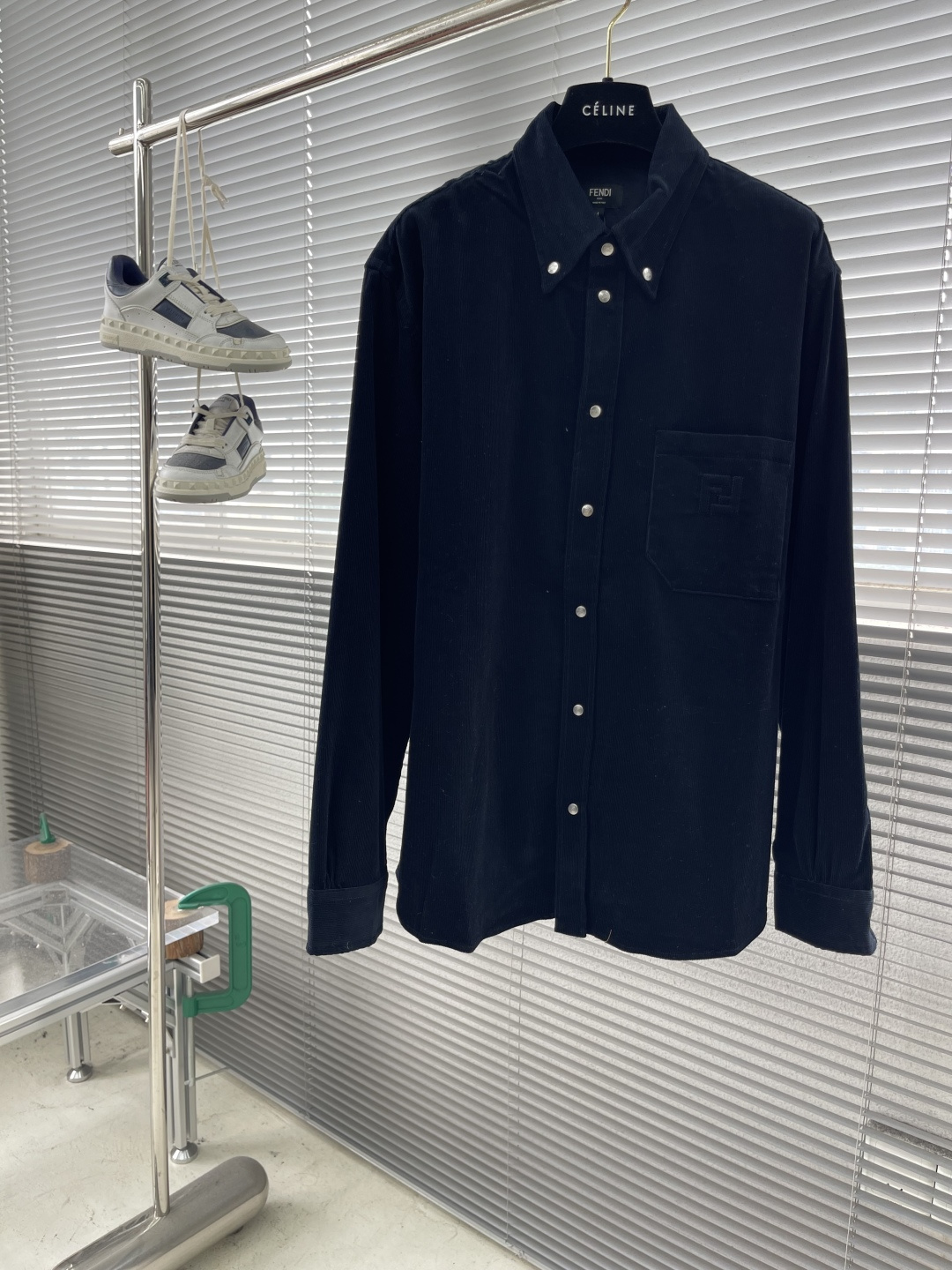 NO:743425,The highest version on the market, the girl inspects the goods, trims the three marks on the threads, and delivers the goods. You can post pictures and take videos. If you want quality and service, please add me on WeChat. We will not accept urgent orders. -FEND Blue Corduroy Shirt Blue corduroy fabric is made of cotton. Its soft and thick characteristics make it comfortable and warm to the touch. The unique concave and convex texture creates a different look and feel, and has the advantage of being wear-resistant and not pilling.  This product adopts a classic button-down collar design, and the collar tip is fixed with exposed buttons to make it more casual and less deformable. It has a button placket, and the exposed part of the face button bears the FEN letters LOGO, which is different from the button method of traditional shirts. This model uses four-button closure, which is convenient, formal and fashionable. Chest  It is equipped with a patch pocket, and the edges are finely sewn to ensure firmness. The pocket is embroidered with FEN's iconic double FF pattern and contrasting design, which becomes the finishing touch of this product. The shoulder seams are sewn with double needles to make them stronger. The hem is curved, making the overall look more beautiful.  Size S M L XL Size Clothing length Bust Shoulder width S7411848 M75122 49 L76126 5019860909市面最高版本小妹验货、修剪线头上三标、发货可发图及拍视频,要品质要服务的加我微信,不接急单. -FEND 蓝色灯芯绒衬衫 蓝色灯芯绒面料,由棉打造,其柔软且厚实的特点使他触感舒适温暖,独特的凹凸纹理,形成了不一样的感观,又有耐磨不起球的优点.. 这款产品采用经典的系扣领设计,领尖通过外露纽扣固定显得更加休闲且不易变形.纽扣开襟,面扣外露部分带有FEN家字母LOGO,区别传统衬衫的纽扣方式,这款选用了四合扣开合,方便、正式又不失时尚感.胸部配有一个贴袋,边缘经过精细的缝制处理,确保牢固,口袋上绣有FEN家标志性的双FF图案撞色设计,成为这款产品的点睛之笔.肩部接缝处采用双针车缝制而成,使其更加牢固.下摆做了弧度,整体看起来更具线条美. 码数S M L XL 尺码衣长胸围肩宽 S7411848  M75122 49 L76126 50  XL77130 52,芬迪-服装,fendi,fendi,shirts,,Women's clothing