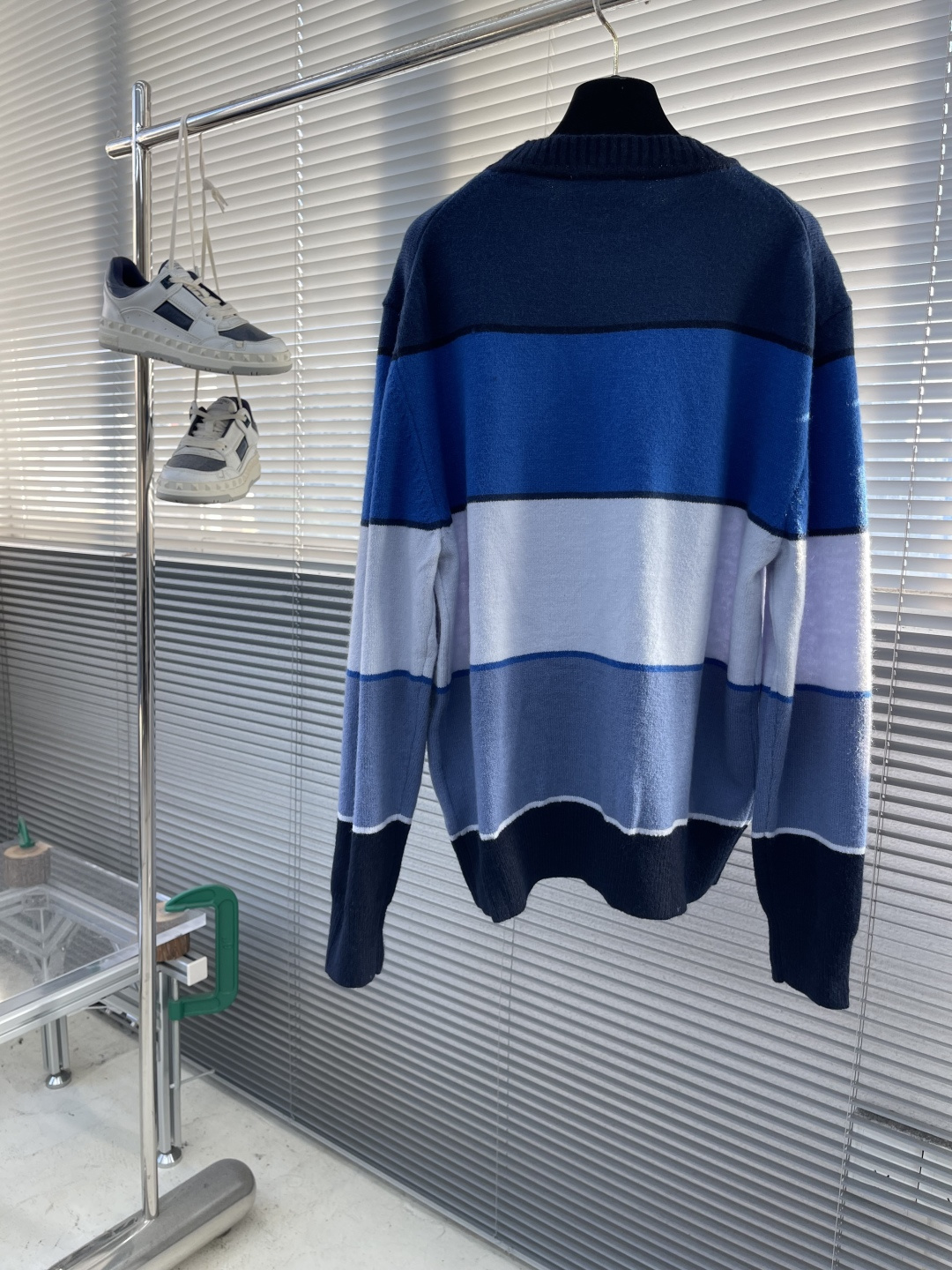 -Dio Diamond 补丁拼色毛衣定织蓝韵山羊绒棉混纺料 细腻柔软 质感挺括 舒适贴肤 以蓝韵为灵感