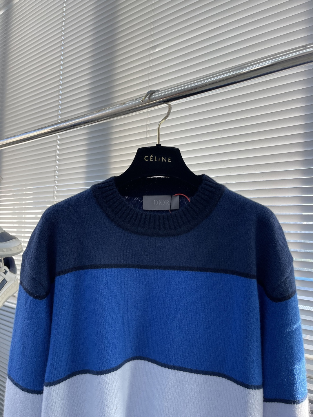 -Dio Diamond 补丁拼色毛衣定织蓝韵山羊绒棉混纺料 细腻柔软 质感挺括 舒适贴肤 以蓝韵为灵感