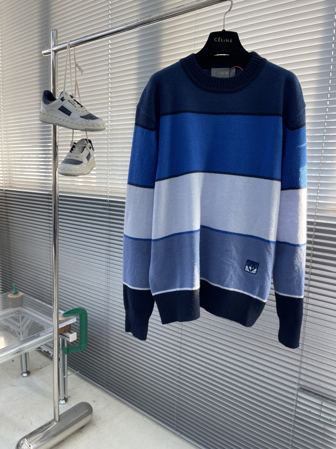 -Dio Diamond 补丁拼色毛衣定织蓝韵山羊绒棉混纺料 细腻柔软 质感挺括 舒适贴肤 以蓝韵为灵感