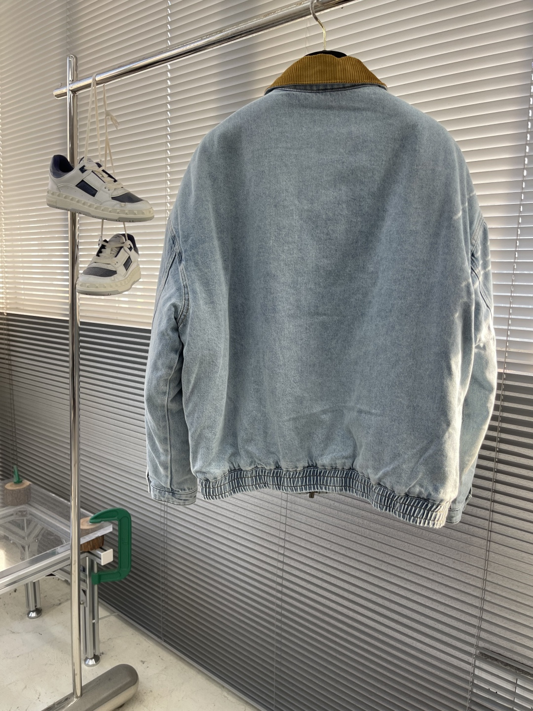 -MiuMiu 口袋刺绣牛仔棉服采用7*10斜纹牛仔布 11盎厚度，洗水后大身面料克重约400克。洗水棉