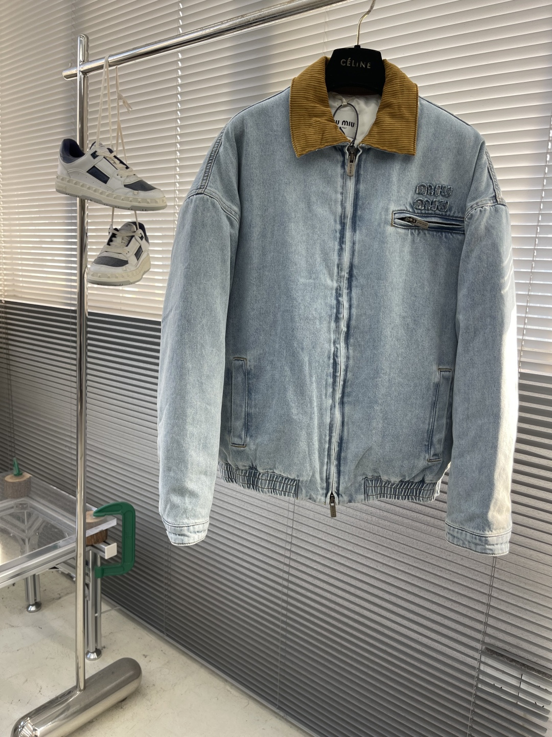 -MiuMiu 口袋刺绣牛仔棉服采用7*10斜纹牛仔布 11盎厚度，洗水后大身面料克重约400克。洗水棉