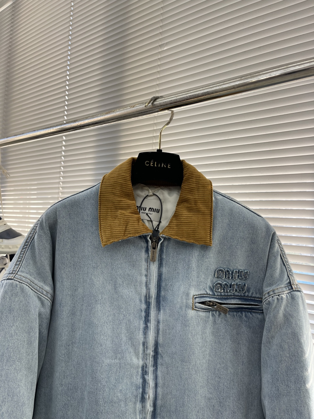 -MiuMiu 口袋刺绣牛仔棉服采用7*10斜纹牛仔布 11盎厚度，洗水后大身面料克重约400克。洗水棉