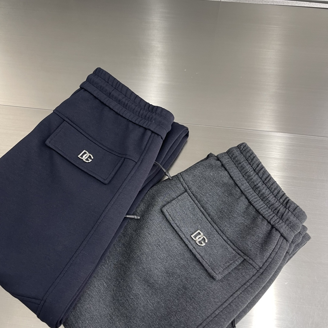 -DG 25fw新款休闲卫裤简约Logo前后呼应，简单大气设计理念，松紧腰、面料非常舒适细腻 亲肤透气。