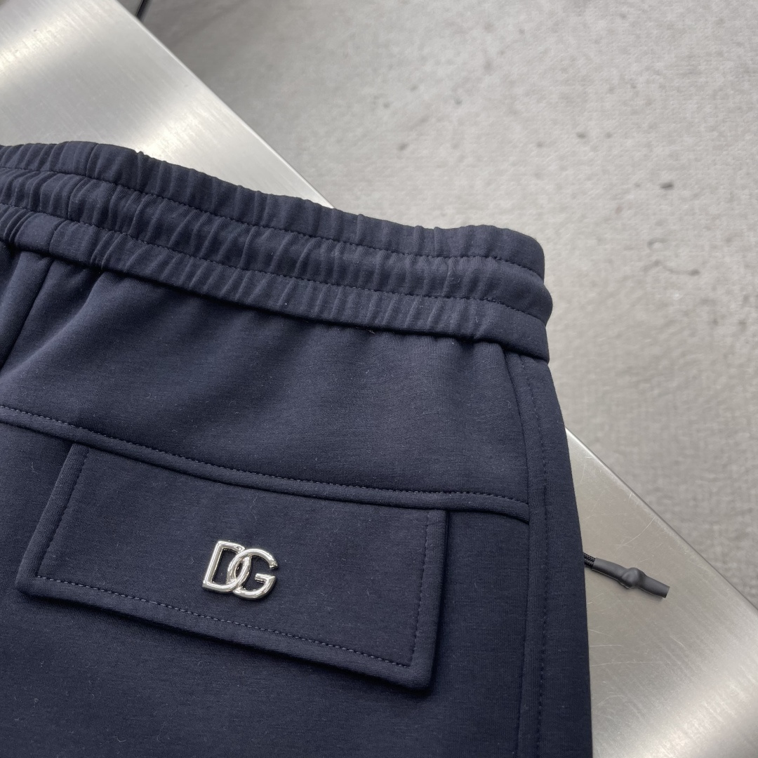 -DG 25fw新款休闲卫裤简约Logo前后呼应，简单大气设计理念，松紧腰、面料非常舒适细腻 亲肤透气。