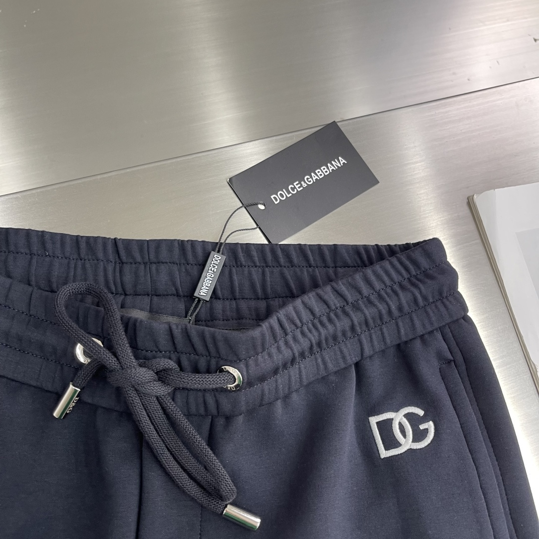 -DG 25fw新款休闲卫裤简约Logo前后呼应，简单大气设计理念，松紧腰、面料非常舒适细腻 亲肤透气。