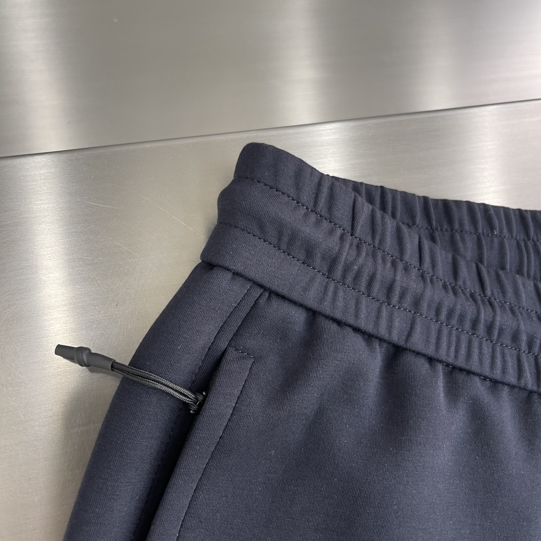 -DG 25fw新款休闲卫裤简约Logo前后呼应，简单大气设计理念，松紧腰、面料非常舒适细腻 亲肤透气。