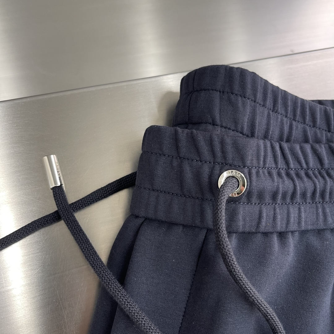 -DG 25fw新款休闲卫裤简约Logo前后呼应，简单大气设计理念，松紧腰、面料非常舒适细腻 亲肤透气。