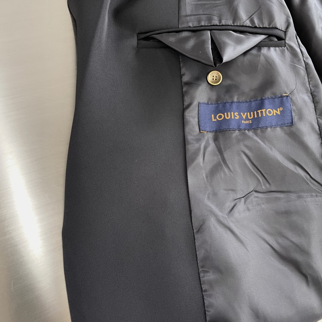 -驴牌 25fw粉花朵西装耗时3个月从定织定染面料到开模定制辅料五金 全部按照原样逐一开发完成 今年秋冬