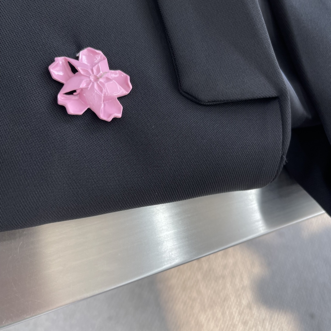 -驴牌 25fw粉花朵西装耗时3个月从定织定染面料到开模定制辅料五金 全部按照原样逐一开发完成 今年秋冬