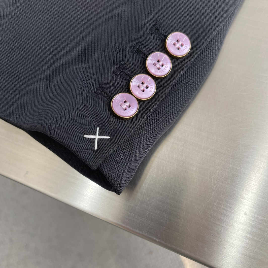 -驴牌 25fw粉花朵西装耗时3个月从定织定染面料到开模定制辅料五金 全部按照原样逐一开发完成 今年秋冬