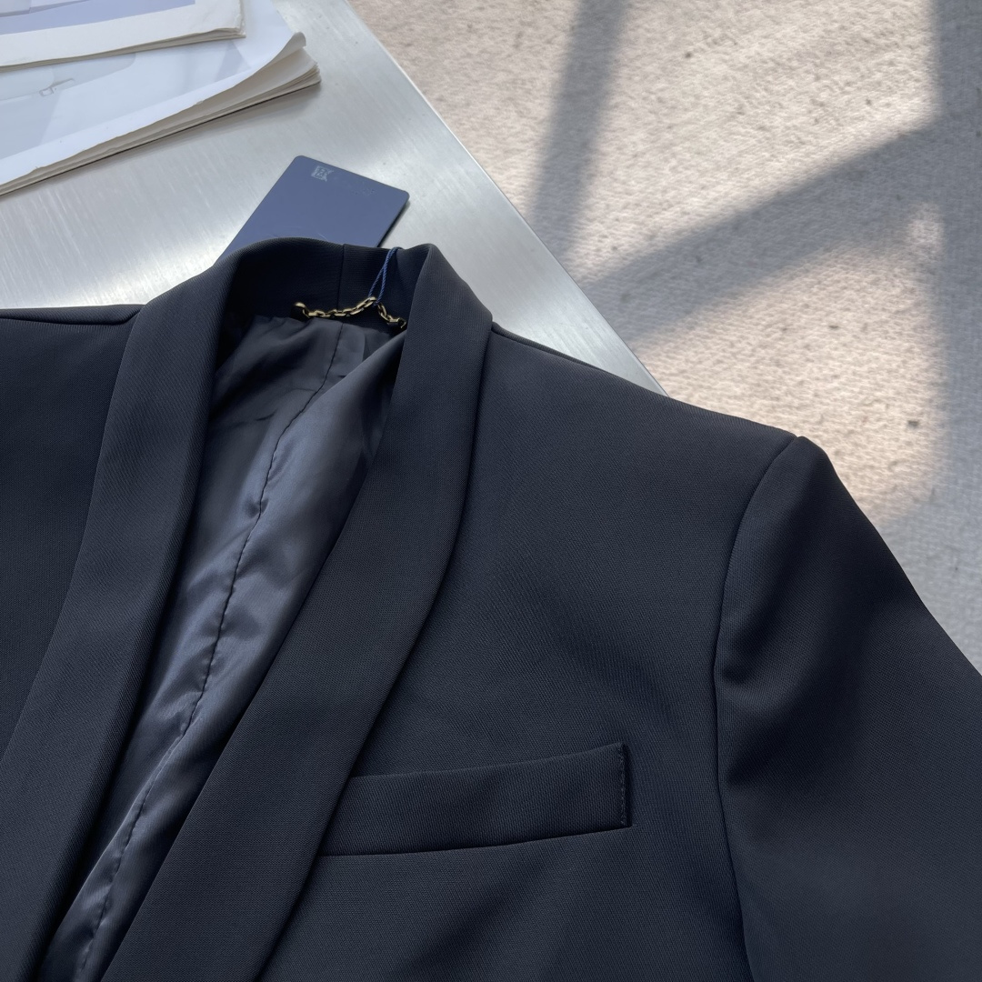 -驴牌 25fw粉花朵西装耗时3个月从定织定染面料到开模定制辅料五金 全部按照原样逐一开发完成 今年秋冬