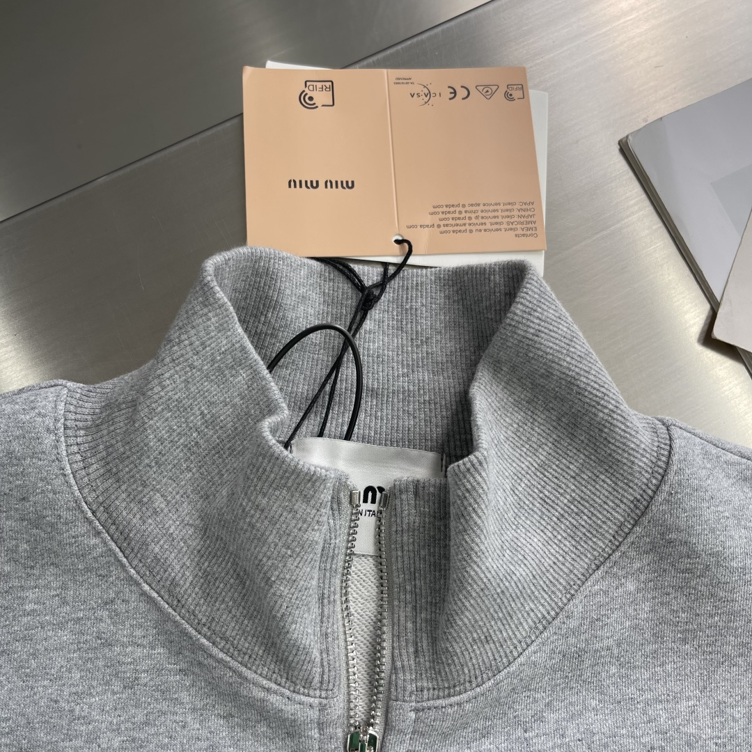 -MiuMiu 拉链刺绣卫衣外套采用380克毛圈，新疆棉纱定织。螺纹采用配套1*1双纱 同缸定染。刺绣采