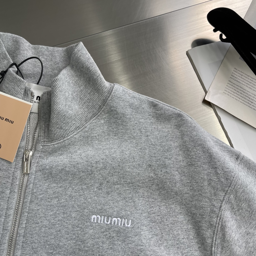 -MiuMiu 拉链刺绣卫衣外套采用380克毛圈，新疆棉纱定织。螺纹采用配套1*1双纱 同缸定染。刺绣采