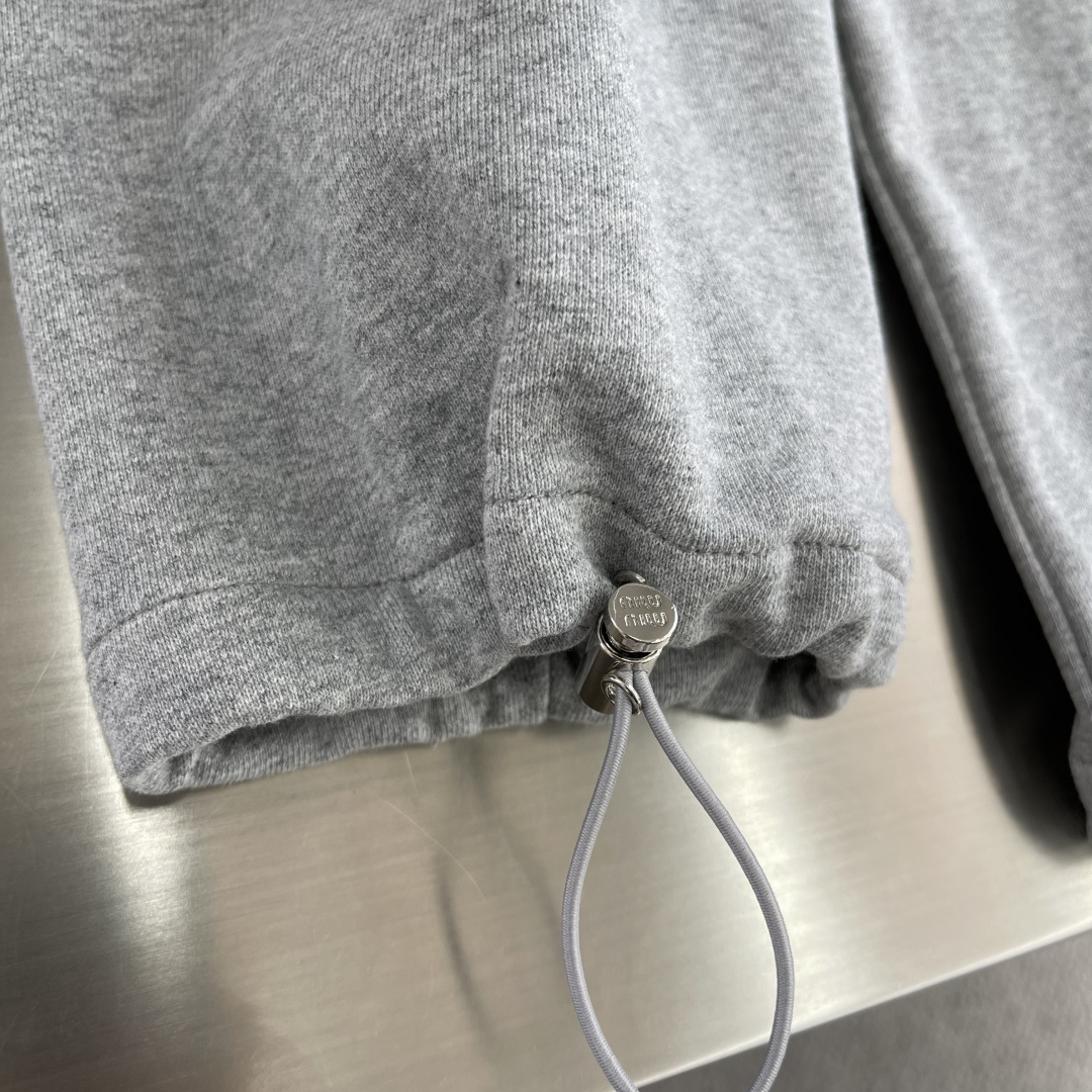 -MiuMiu 拉链刺绣卫衣外套采用380克毛圈，新疆棉纱定织。螺纹采用配套1*1双纱 同缸定染。刺绣采