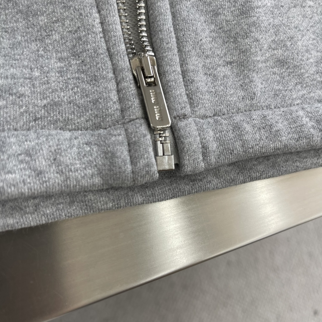 -MiuMiu 拉链刺绣卫衣外套采用380克毛圈，新疆棉纱定织。螺纹采用配套1*1双纱 同缸定染。刺绣采