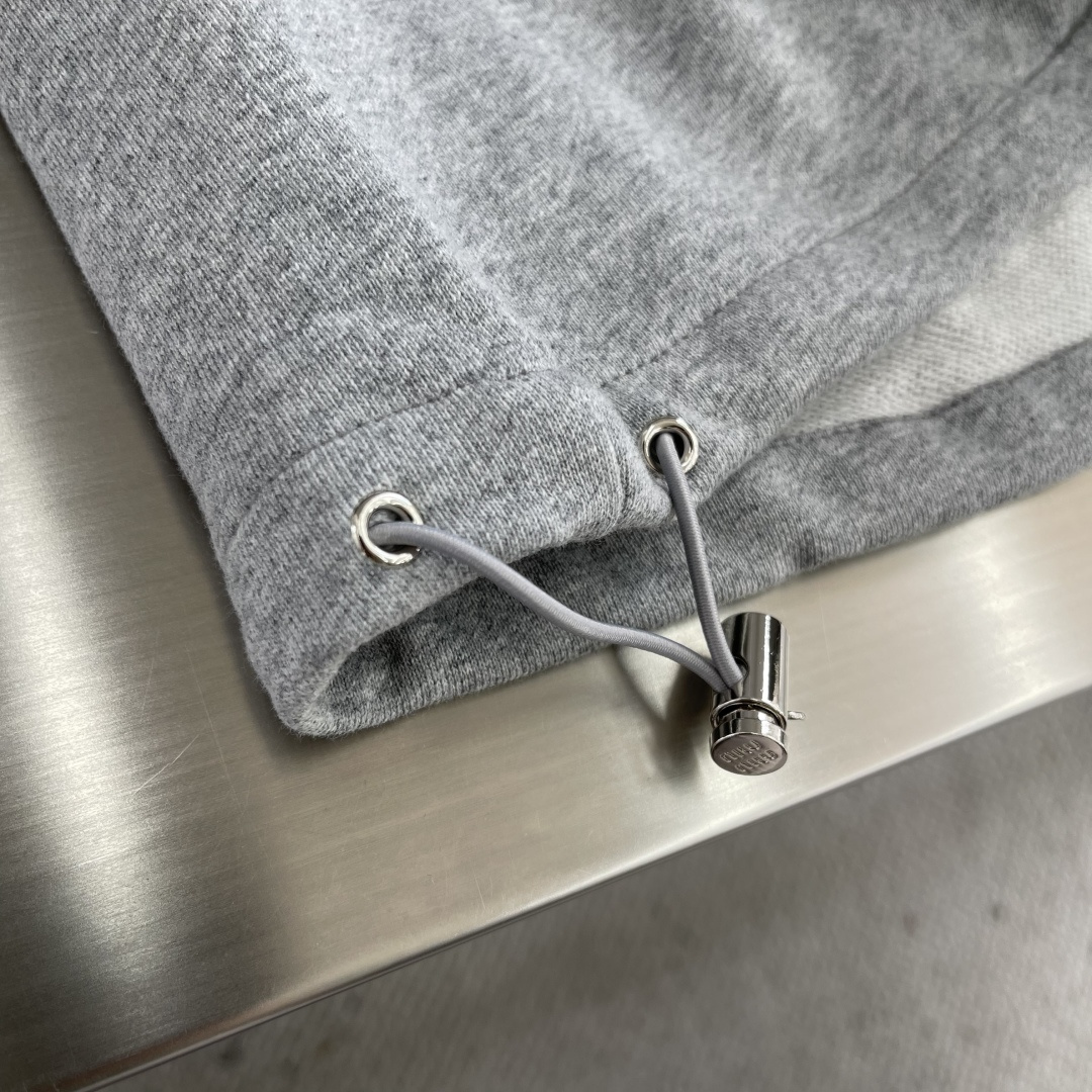 -MiuMiu 拉链刺绣卫衣外套采用380克毛圈，新疆棉纱定织。螺纹采用配套1*1双纱 同缸定染。刺绣采