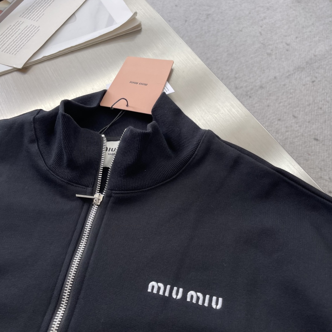 -MiuMiu 拉链刺绣卫衣外套采用380克毛圈，新疆棉纱定织。螺纹采用配套1*1双纱 同缸定染。刺绣采