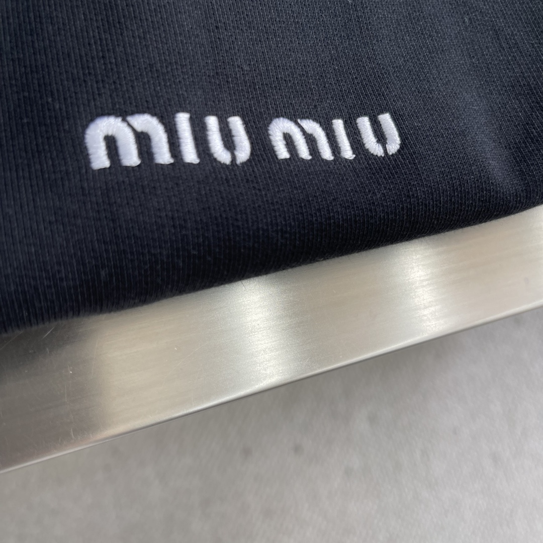 -MiuMiu 拉链刺绣卫衣外套采用380克毛圈，新疆棉纱定织。螺纹采用配套1*1双纱 同缸定染。刺绣采