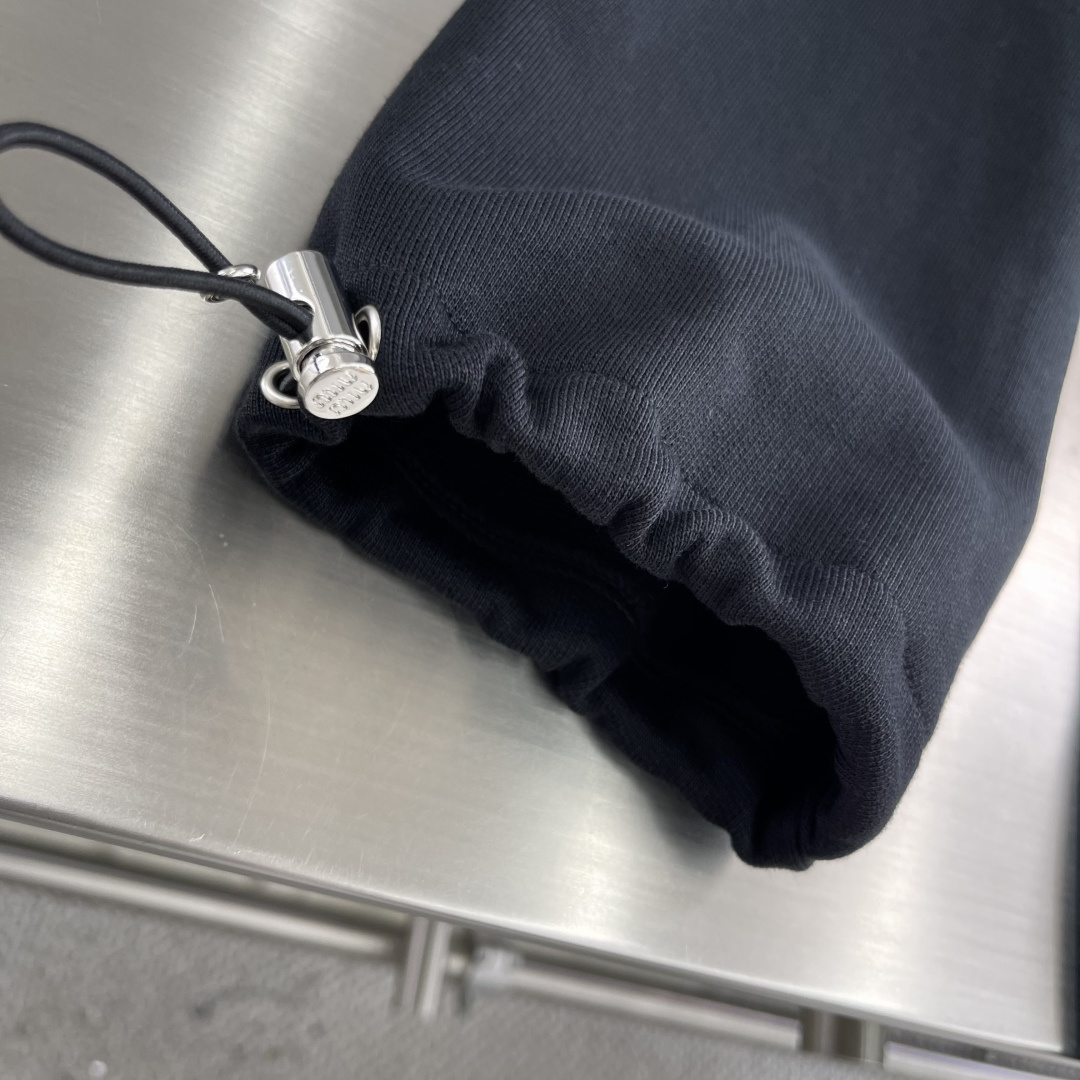 -MiuMiu 拉链刺绣卫衣外套采用380克毛圈，新疆棉纱定织。螺纹采用配套1*1双纱 同缸定染。刺绣采