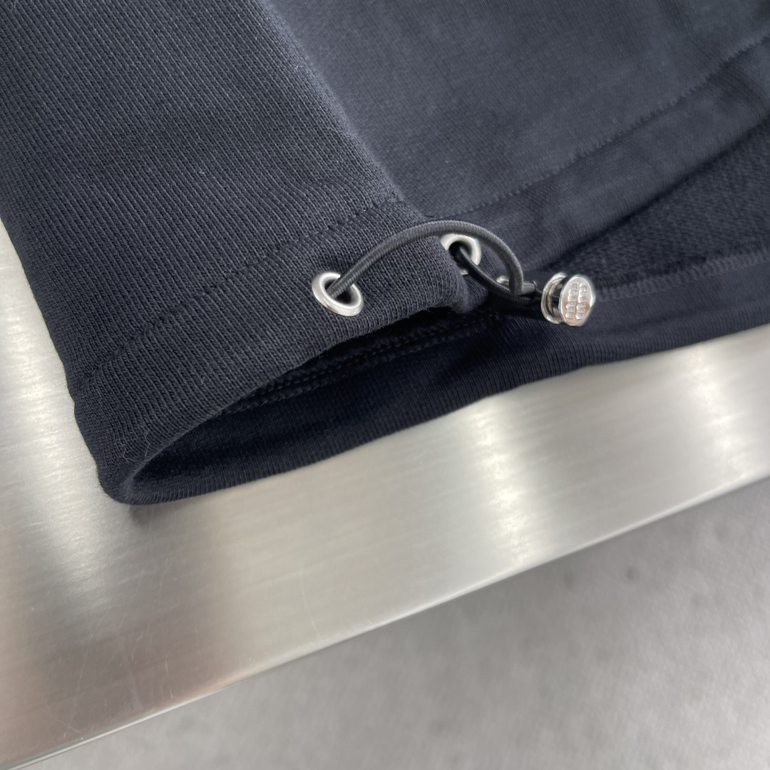 -MiuMiu 拉链刺绣卫衣外套采用380克毛圈，新疆棉纱定织。螺纹采用配套1*1双纱 同缸定染。刺绣采