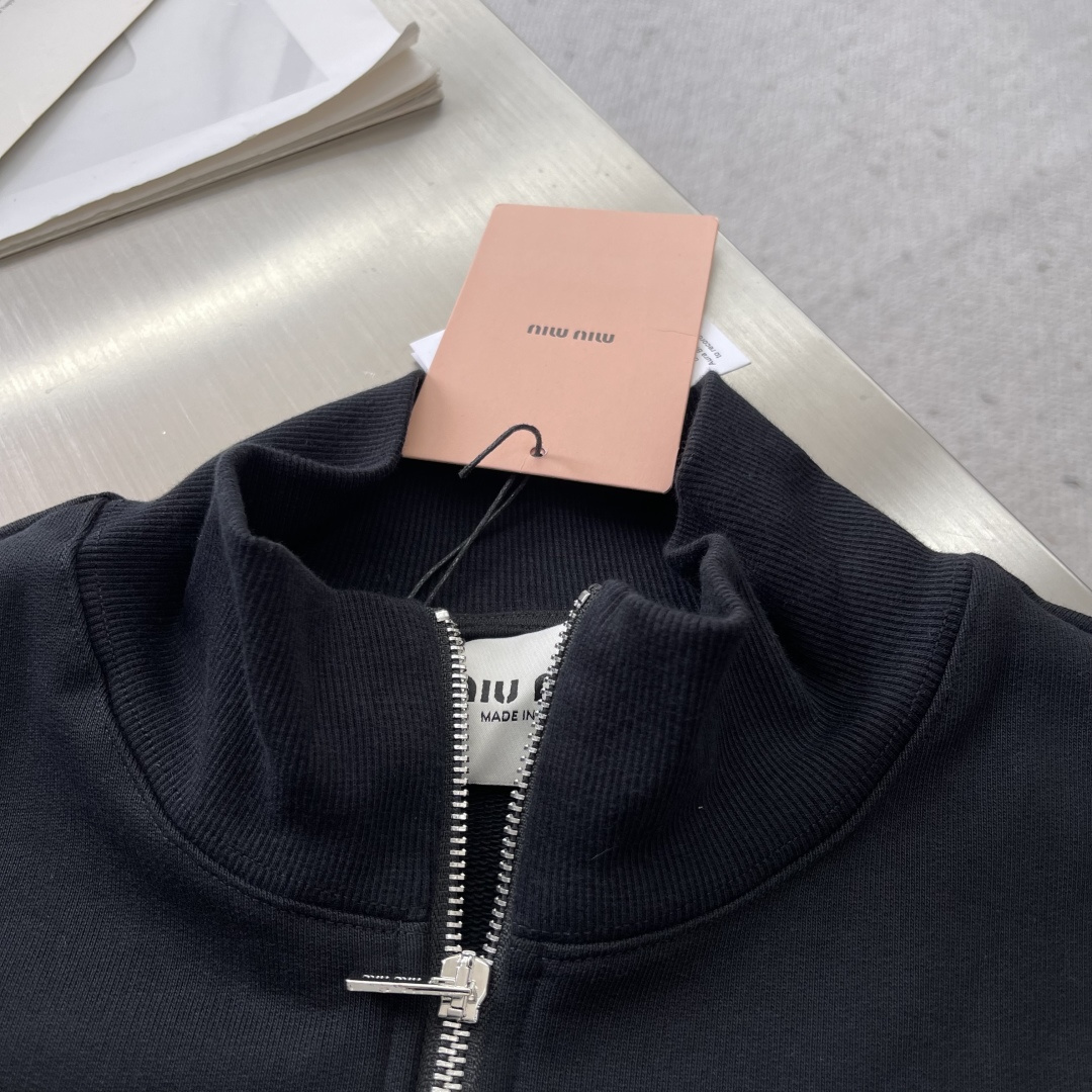 -MiuMiu 拉链刺绣卫衣外套采用380克毛圈，新疆棉纱定织。螺纹采用配套1*1双纱 同缸定染。刺绣采