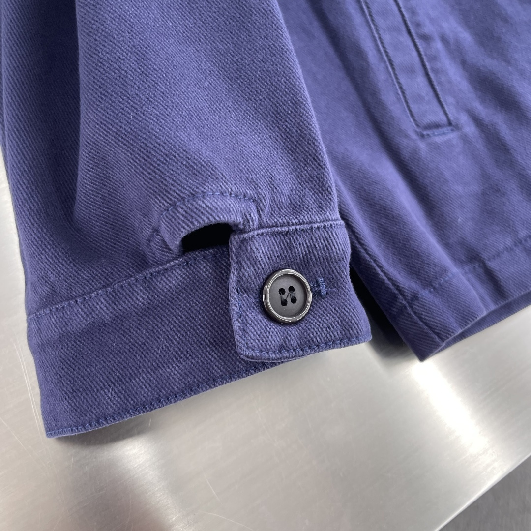 -PRAD 套染牛仔拉链外套纯棉牛仔白棉布匹。成衣克重约为460克。成衣套染，该款工艺先用于白色纯棉布做