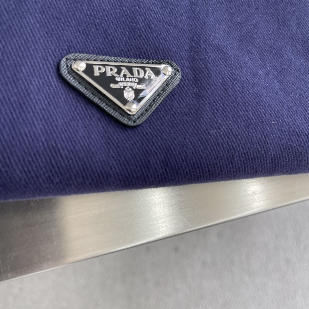 -PRAD 套染牛仔拉链外套纯棉牛仔白棉布匹。成衣克重约为460克。成衣套染，该款工艺先用于白色纯棉布做