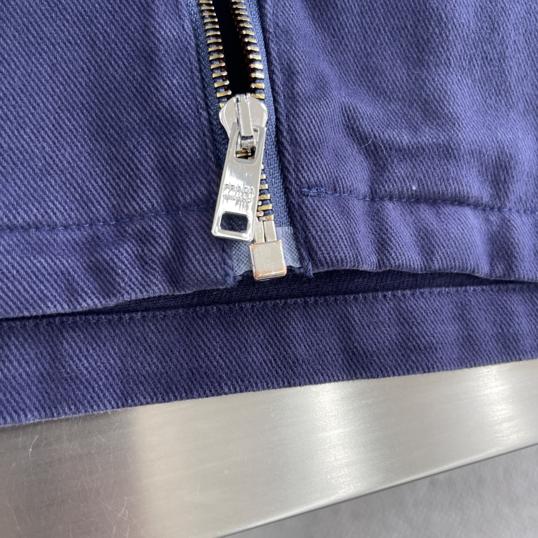 -PRAD 套染牛仔拉链外套纯棉牛仔白棉布匹。成衣克重约为460克。成衣套染，该款工艺先用于白色纯棉布做