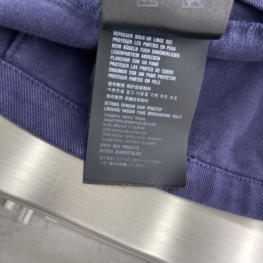 -PRAD 套染牛仔拉链外套纯棉牛仔白棉布匹。成衣克重约为460克。成衣套染，该款工艺先用于白色纯棉布做