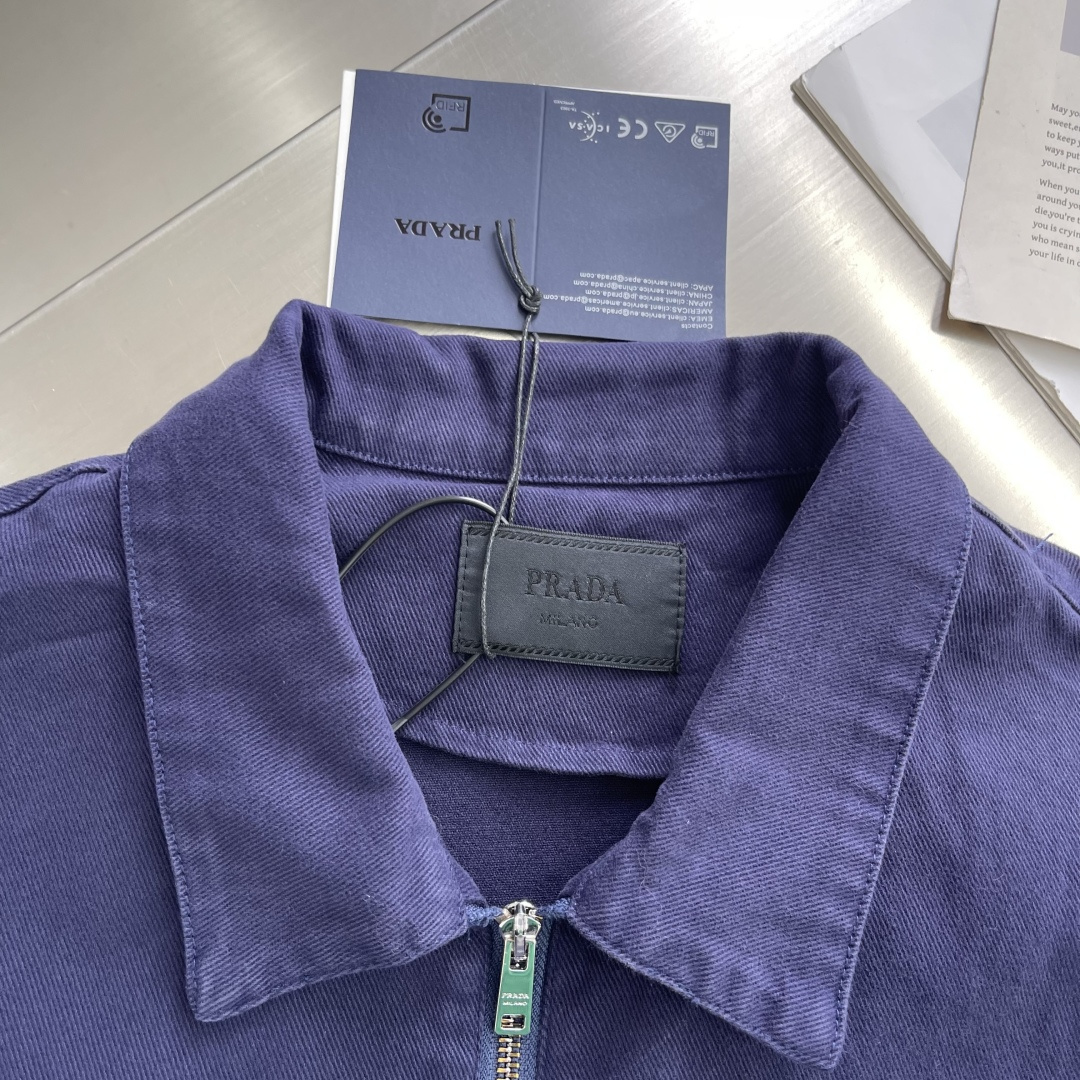 -PRAD 套染牛仔拉链外套纯棉牛仔白棉布匹。成衣克重约为460克。成衣套染，该款工艺先用于白色纯棉布做