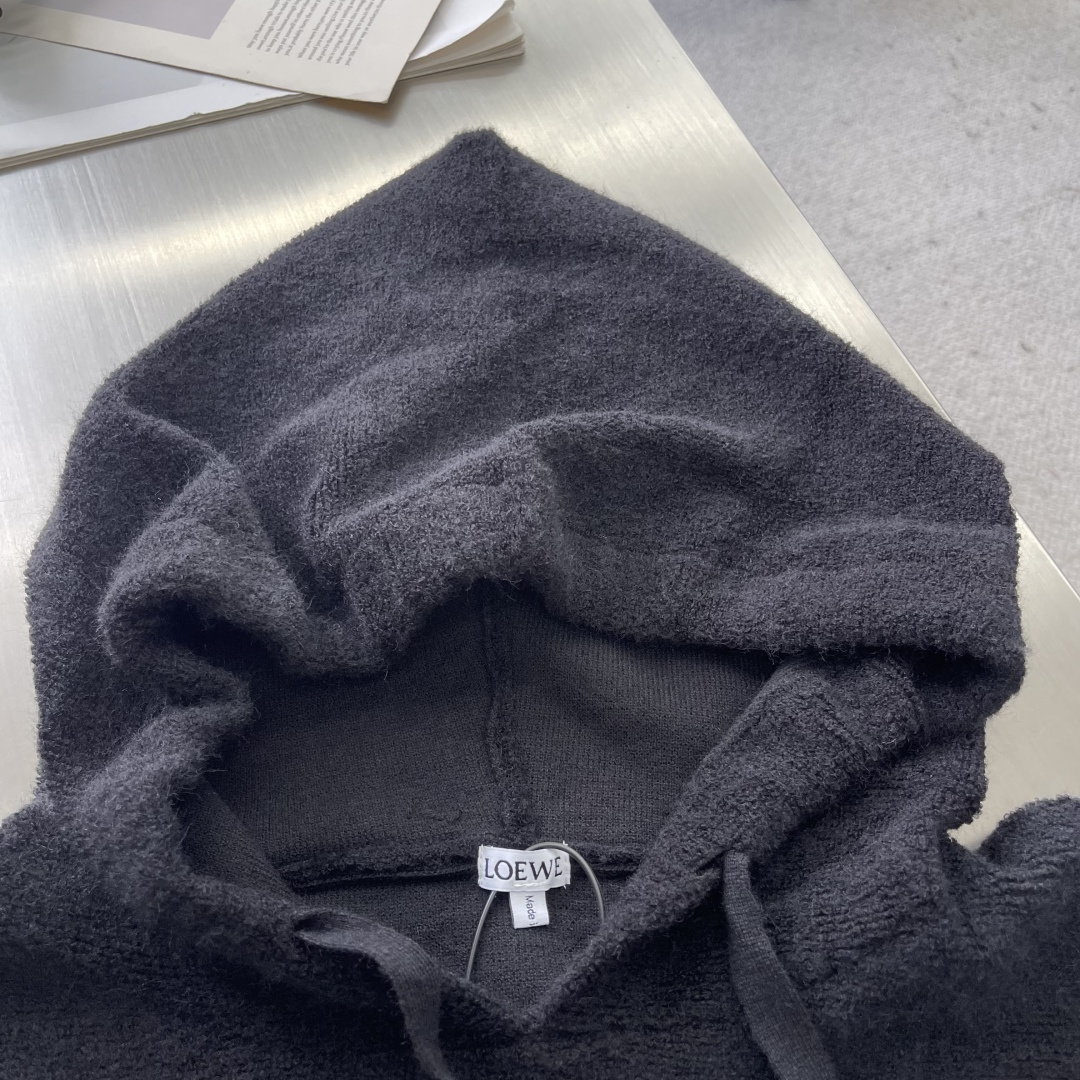 -LOEW 刺绣小标羊毛圈针织帽衫采用55美丽奴羊毛圈面料，搭配45%比例棉纱混汸织出。采衣上身效果立体