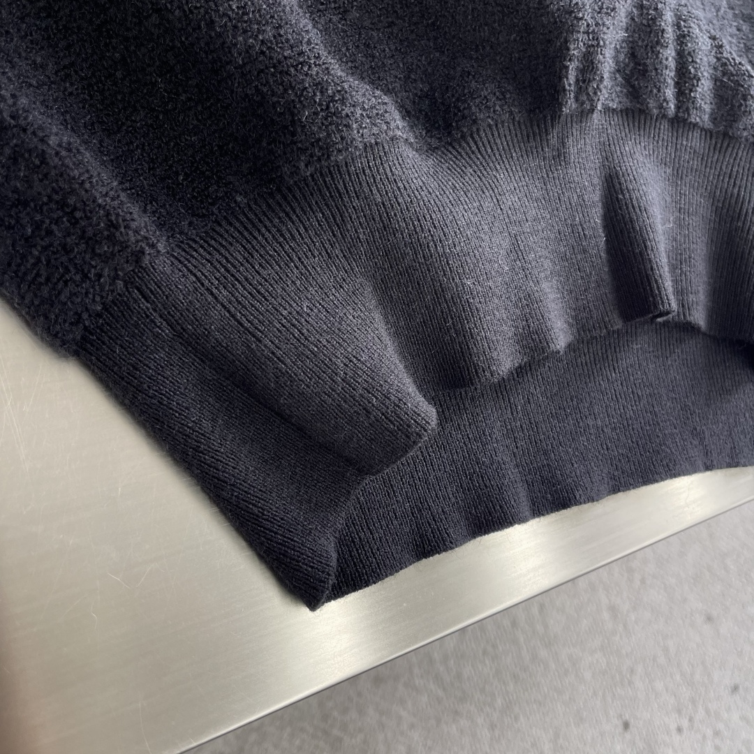 -LOEW 刺绣小标羊毛圈针织帽衫采用55美丽奴羊毛圈面料，搭配45%比例棉纱混汸织出。采衣上身效果立体