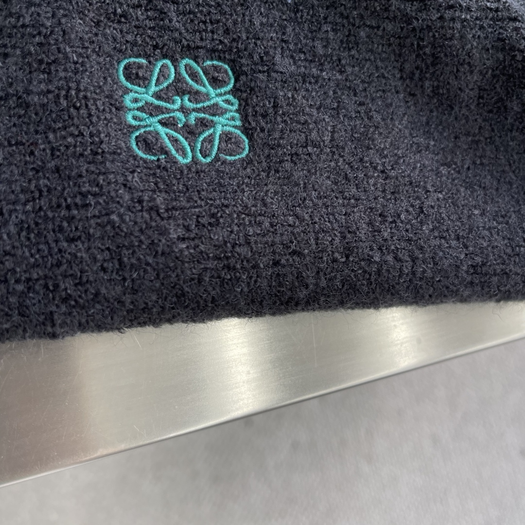 -LOEW 刺绣小标羊毛圈针织帽衫采用55美丽奴羊毛圈面料，搭配45%比例棉纱混汸织出。采衣上身效果立体