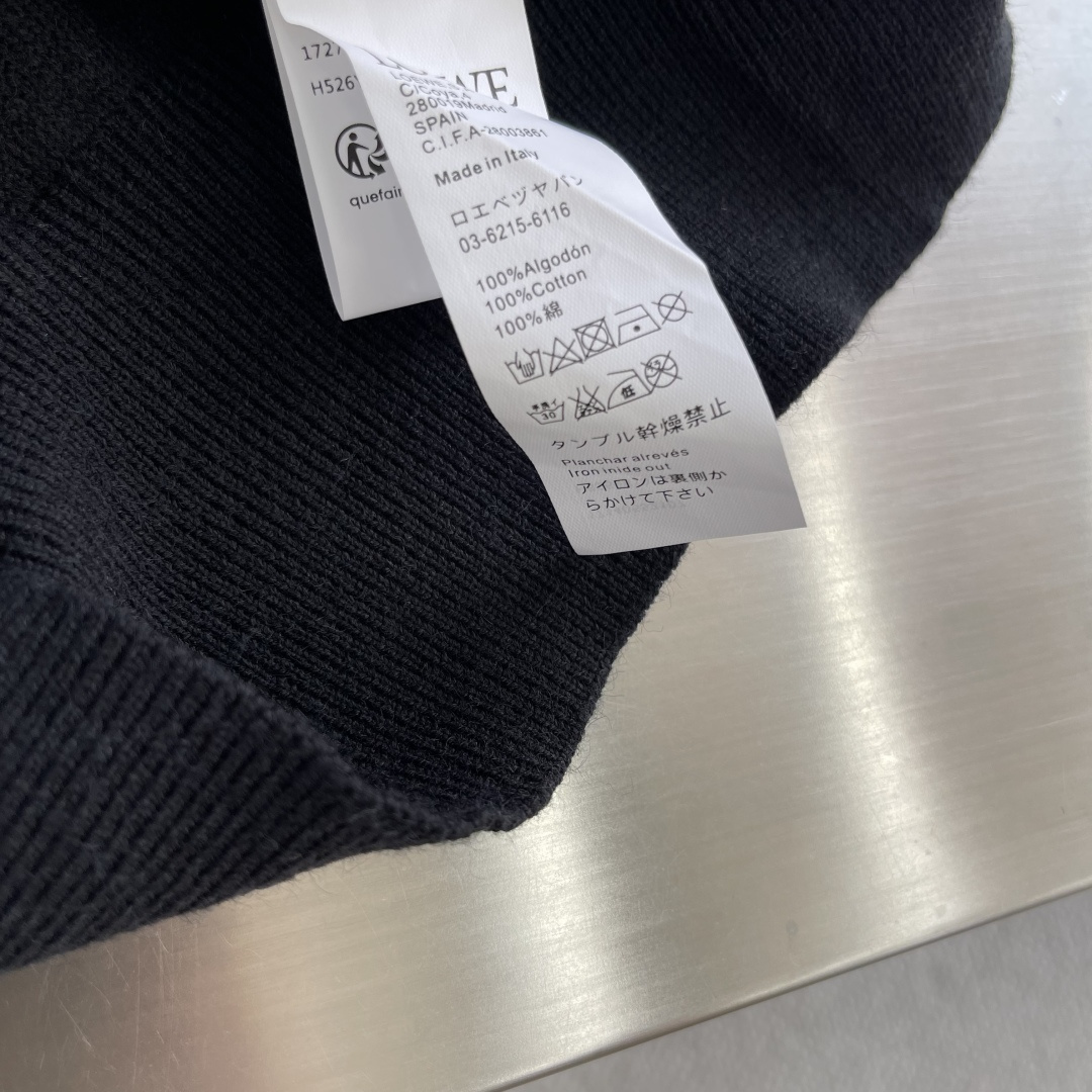 -LOEW 刺绣小标羊毛圈针织帽衫采用55美丽奴羊毛圈面料，搭配45%比例棉纱混汸织出。采衣上身效果立体