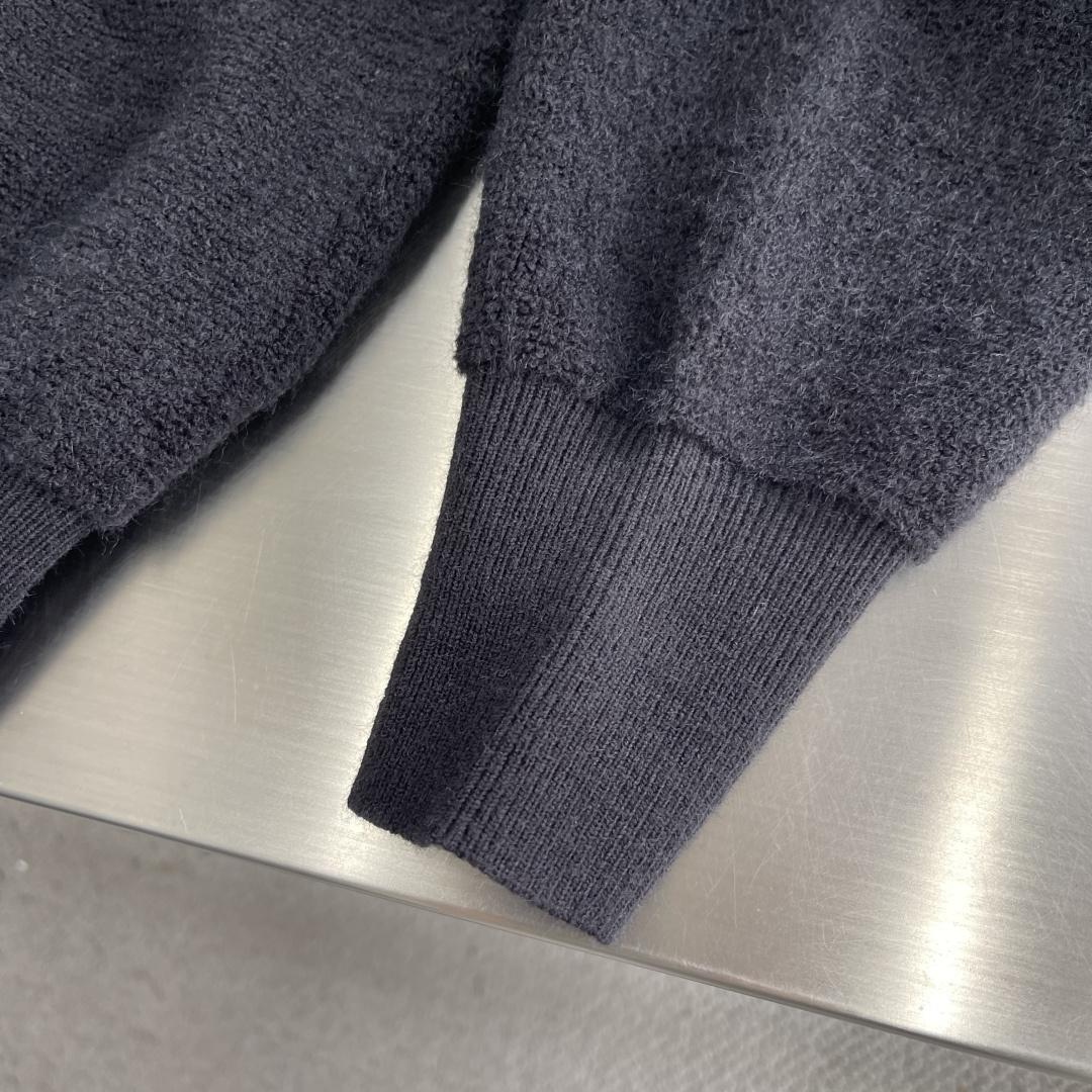 -LOEW 刺绣小标羊毛圈针织帽衫采用55美丽奴羊毛圈面料，搭配45%比例棉纱混汸织出。采衣上身效果立体