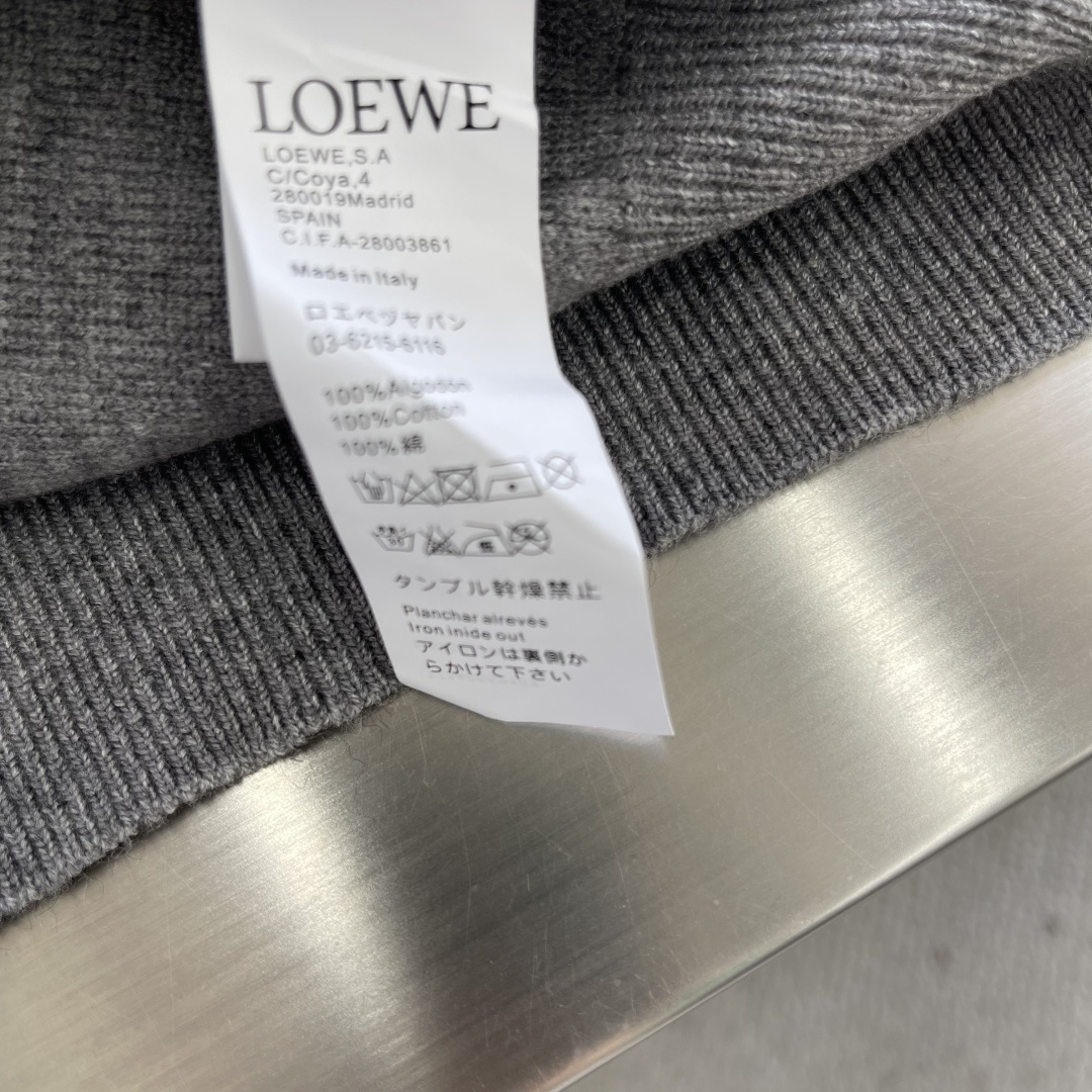 -LOEW 刺绣小标羊毛圈针织帽衫采用55美丽奴羊毛圈面料，搭配45%比例棉纱混汸织出。采衣上身效果立体