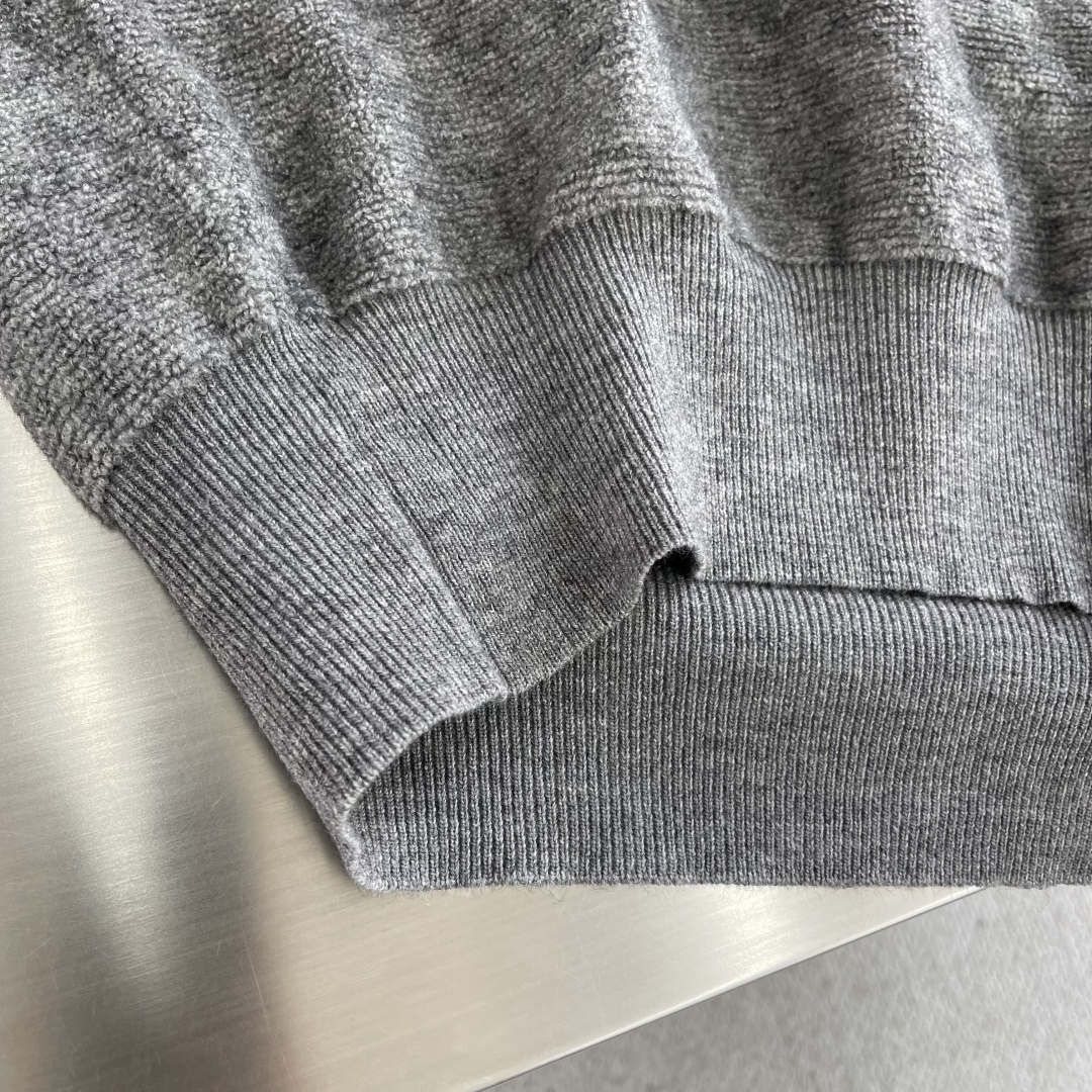 -LOEW 刺绣小标羊毛圈针织帽衫采用55美丽奴羊毛圈面料，搭配45%比例棉纱混汸织出。采衣上身效果立体