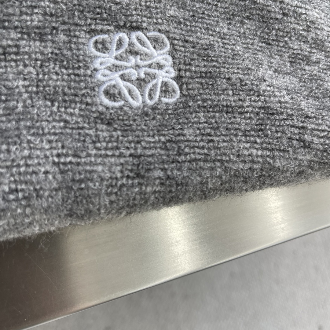 -LOEW 刺绣小标羊毛圈针织帽衫采用55美丽奴羊毛圈面料，搭配45%比例棉纱混汸织出。采衣上身效果立体