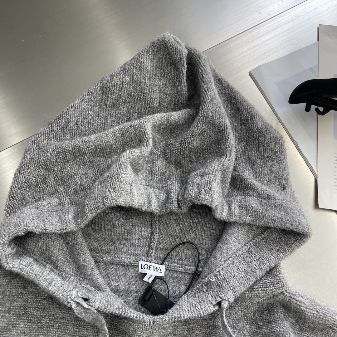 -LOEW 刺绣小标羊毛圈针织帽衫采用55美丽奴羊毛圈面料，搭配45%比例棉纱混汸织出。采衣上身效果立体