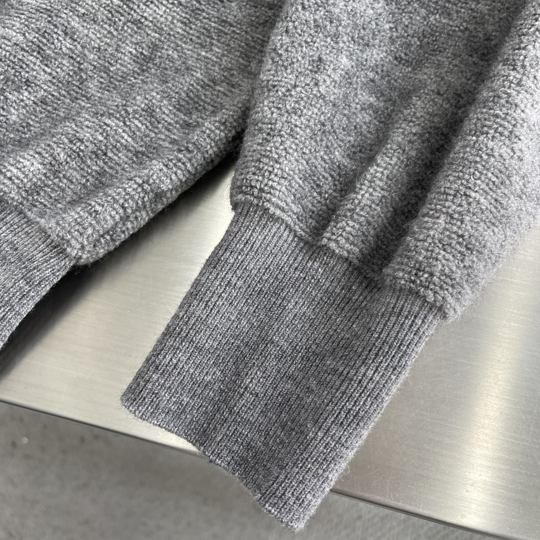 -LOEW 刺绣小标羊毛圈针织帽衫采用55美丽奴羊毛圈面料，搭配45%比例棉纱混汸织出。采衣上身效果立体