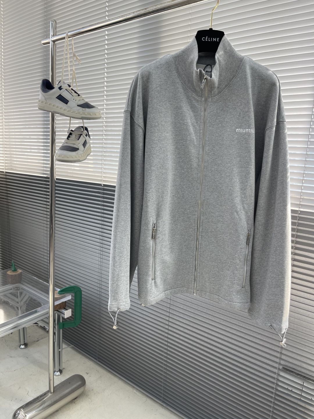 -MiuMiu 拉链刺绣卫衣外套采用380克毛圈，新疆棉纱定织。螺纹采用配套1*1双纱 同缸定染。刺绣采