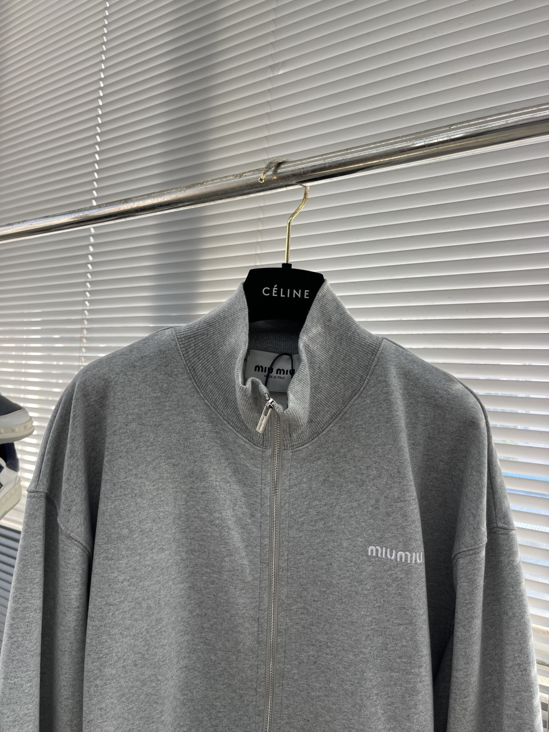 -MiuMiu 拉链刺绣卫衣外套采用380克毛圈，新疆棉纱定织。螺纹采用配套1*1双纱 同缸定染。刺绣采