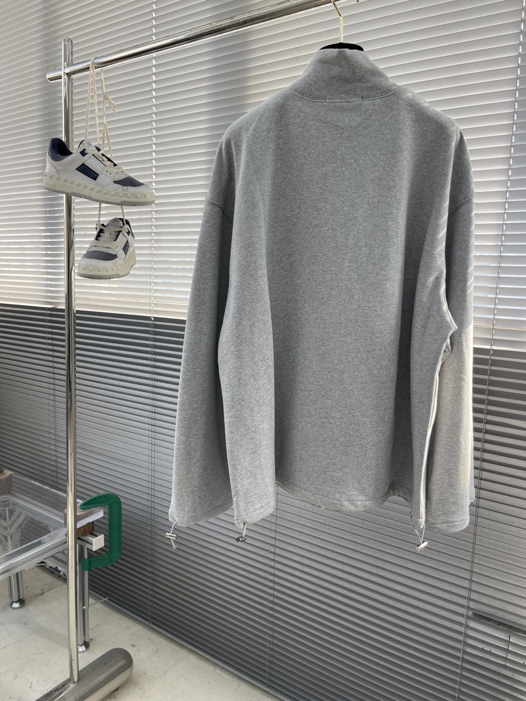 -MiuMiu 拉链刺绣卫衣外套采用380克毛圈，新疆棉纱定织。螺纹采用配套1*1双纱 同缸定染。刺绣采