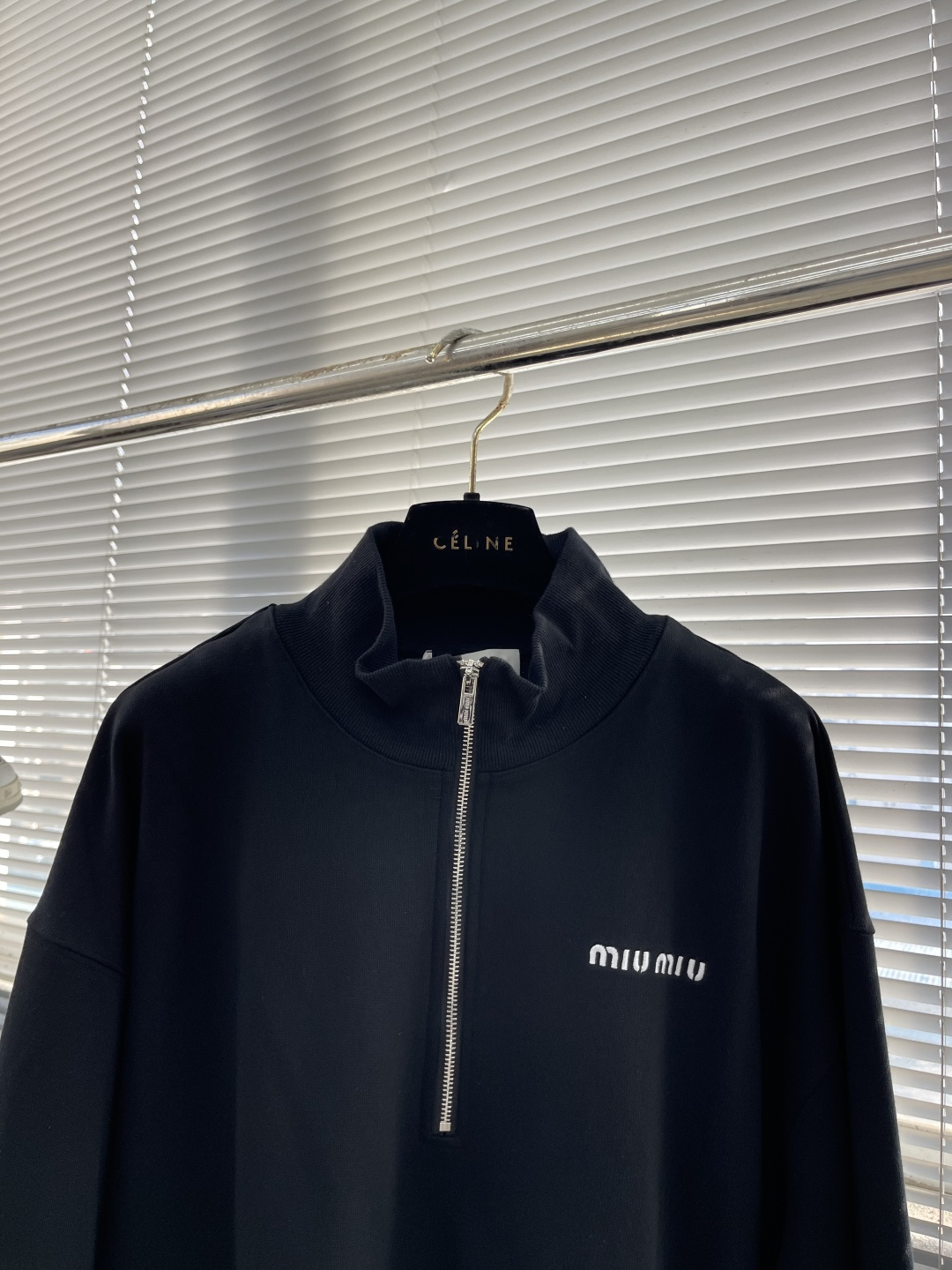 -MiuMiu 拉链刺绣卫衣外套采用380克毛圈，新疆棉纱定织。螺纹采用配套1*1双纱 同缸定染。刺绣采