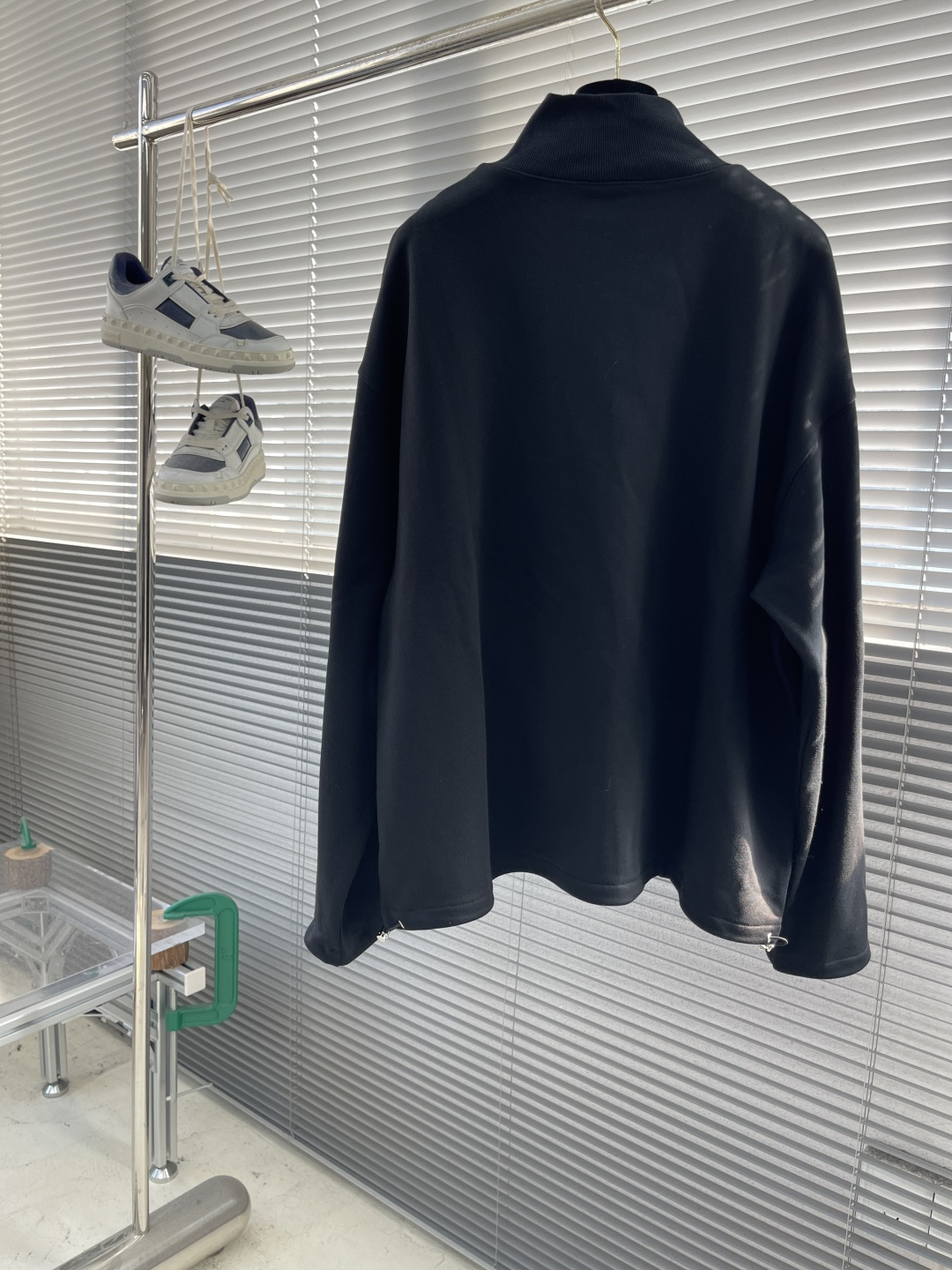 -MiuMiu 拉链刺绣卫衣外套采用380克毛圈，新疆棉纱定织。螺纹采用配套1*1双纱 同缸定染。刺绣采