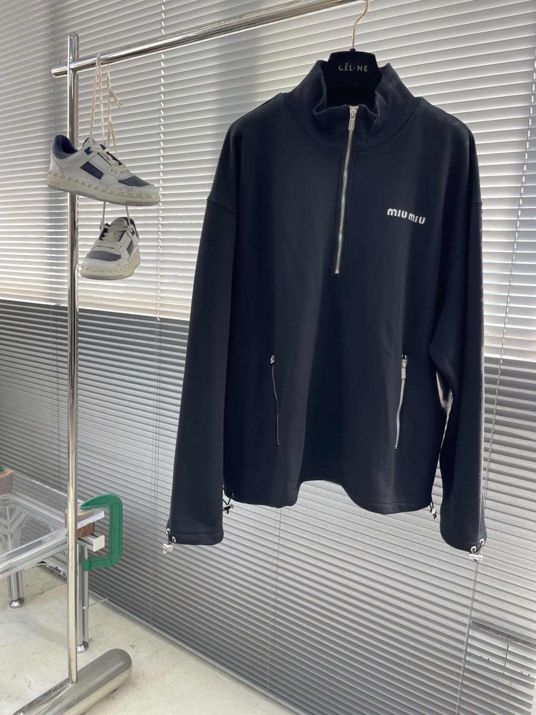 -MiuMiu 拉链刺绣卫衣外套采用380克毛圈，新疆棉纱定织。螺纹采用配套1*1双纱 同缸定染。刺绣采